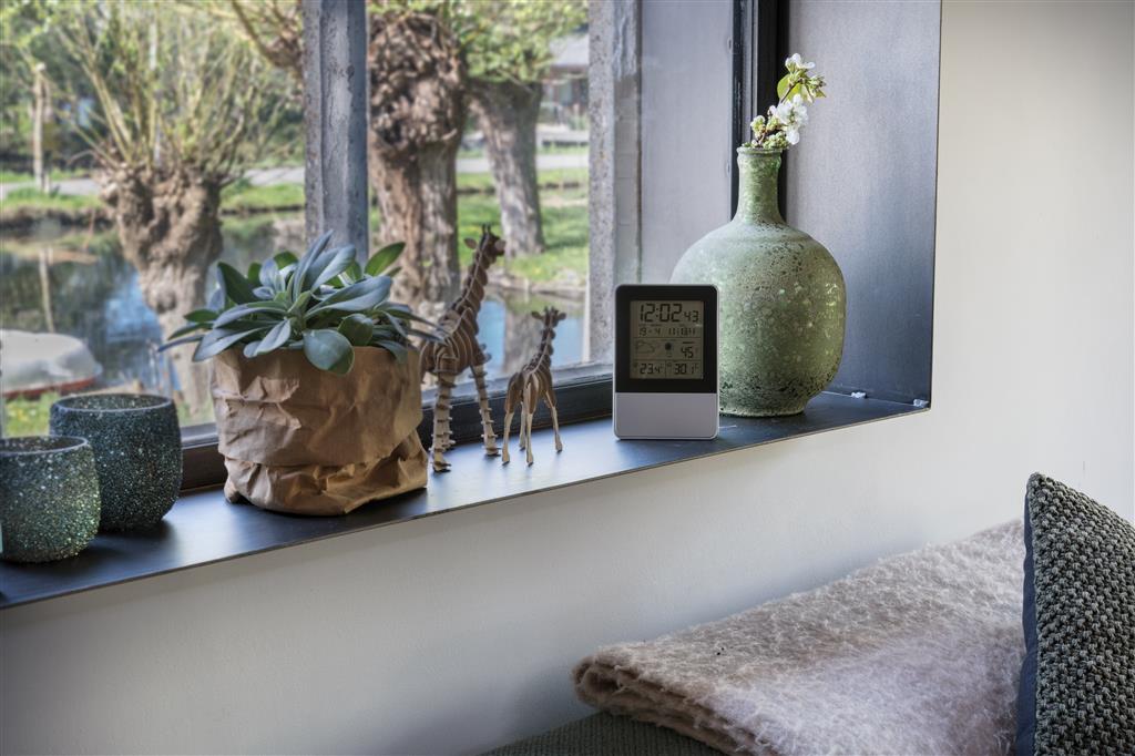 Indoor/outdoor weather station - illuminated