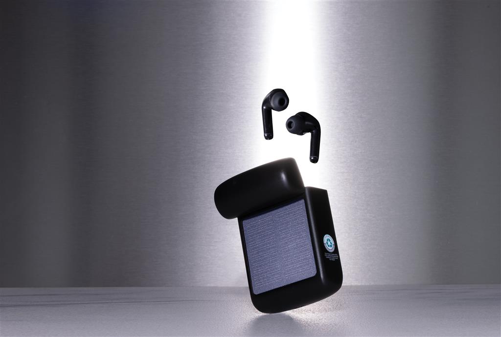 Skywave RCS recycled plastic solar earbuds - illuminated