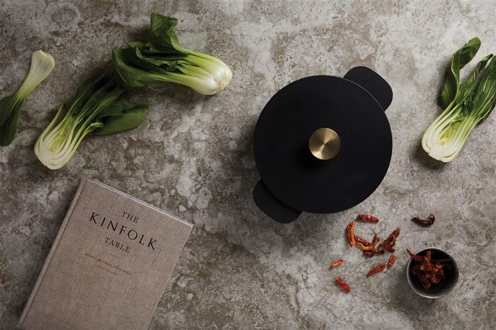 Ukiyo cast iron pan medium - illuminated