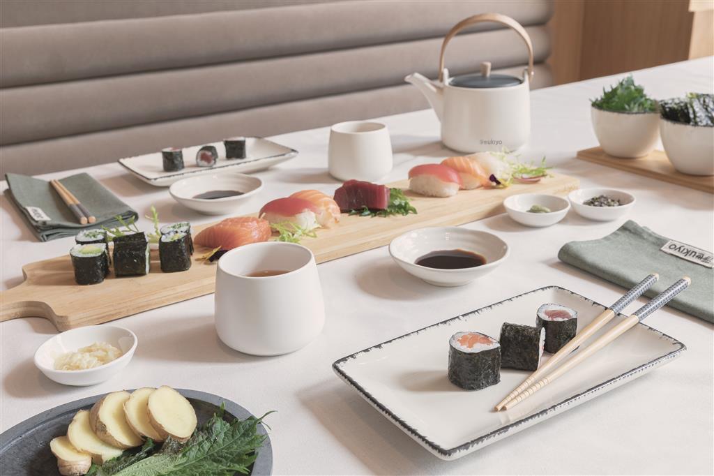 Ukiyo 8 pcs sushi dinner set - illuminated